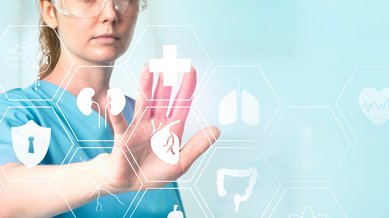 Eine Person in medizinischer Kleidung interagiert mit digitalen Gesundheitsikonen, darunter Symbole für Organe und medizinische Notfälle.