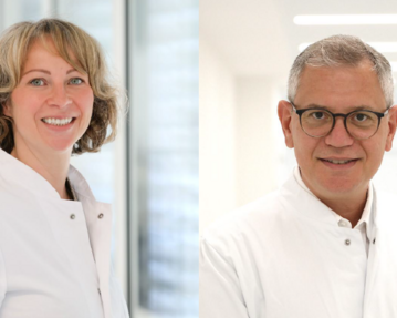 Zwei medizinische Fachkräfte in weißen Kitteln, lächelnd, vor einem hellen, modernen Hintergrund. Links eine Frau, rechts ein Mann.