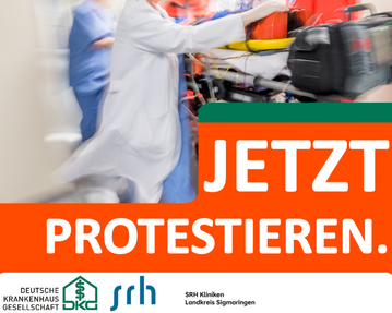 Gesundheitspersonal in einem Krankenhaus, das einen Patienten auf einer Trage durch einen Flur schiebt. Text: "JETZT PROTESTIEREN."