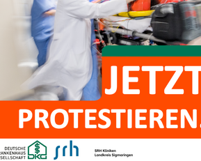 Gesundheitspersonal in einem Krankenhaus, das einen Patienten auf einer Trage durch einen Flur schiebt. Text: "JETZT PROTESTIEREN."