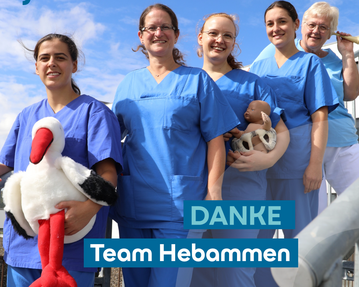 Fünf Frauen in blauen Scrubs halten Stofftiere und lächeln. Text: "Danke Team Hebammen".