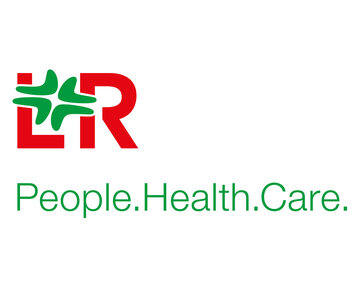 Logo von L&R mit dem Slogan "People. Health. Care." in grüner Schrift.