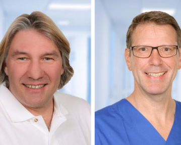 Zwei Männer in professioneller Kleidung, einer in einem weißen Polohemd und der andere in einem blauen Arztkittel, lächeln in die Kamera.