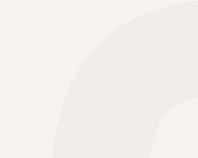 Ein sanfter, neutraler Hintergrund in hellen Farbtönen mit einer subtilen, geschwungenen Form, die an eine stilisierte Zahl oder Buchstabe erinnert.